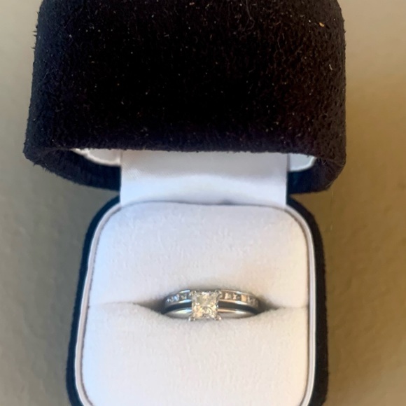 Tiffany and Co. Almost Flawless Diamond Ring Set- Original Tiffany and Co. Box - Picture 5 of 8